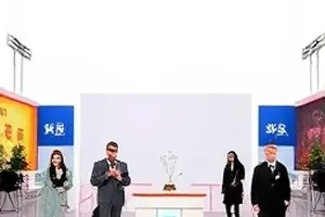 夜间爆料信息按发布时间排列的手机界面示意